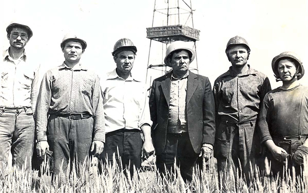 Герой социалистического труда Лапшин С.Ф с членами своей бригады. 1985 г. Герой социалистического труда Лапшин С.Ф с членами своей бригады. 1985 г.