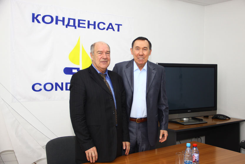 Руководитель аппарата Совета директоров АО «Конденсат» Д.Е. Галиметденова зачитывает приветственный адрес Н.И. Ермакову Н.И. Ермаков и В.К. Джунусов. Фото на память