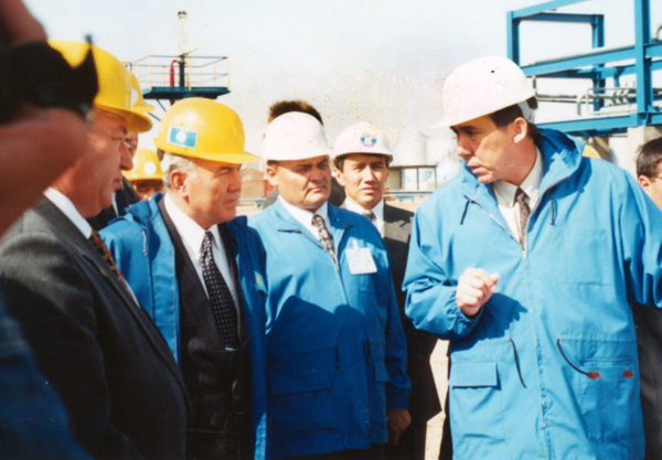 В сентябре 1997 года завод АО «Конденсат» посетил президент РК Н.А. Назарбаев. Он дал высокую оценку руководству и коллективу АО «Конденсат». В этом большая заслуга и В.С. Дубровина. В сентябре 1997 года завод АО «Конденсат» посетил президент РК Н.А. Назарбаев. Он дал высокую оценку руководству и коллективу АО «Конденсат». В этом большая заслуга и В.С. Дубровина.