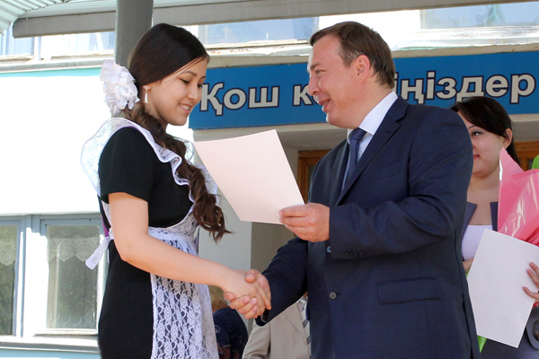 Премию ''Лучший ученик года'' и поздравление от Группы компаний ''Конденсат'' выпускнице СОШ № 7 Аиде БУЖУМОВОЙ вручает член совета директоров АО ''Конденсат'' Фарид БАХТИОЗИН. Премию ''Лучший ученик года'' и поздравление от Группы компаний ''Конденсат'' выпускнице СОШ № 7 Аиде БУЖУМОВОЙ вручает член совета директоров АО ''Конденсат'' Фарид БАХТИОЗИН.